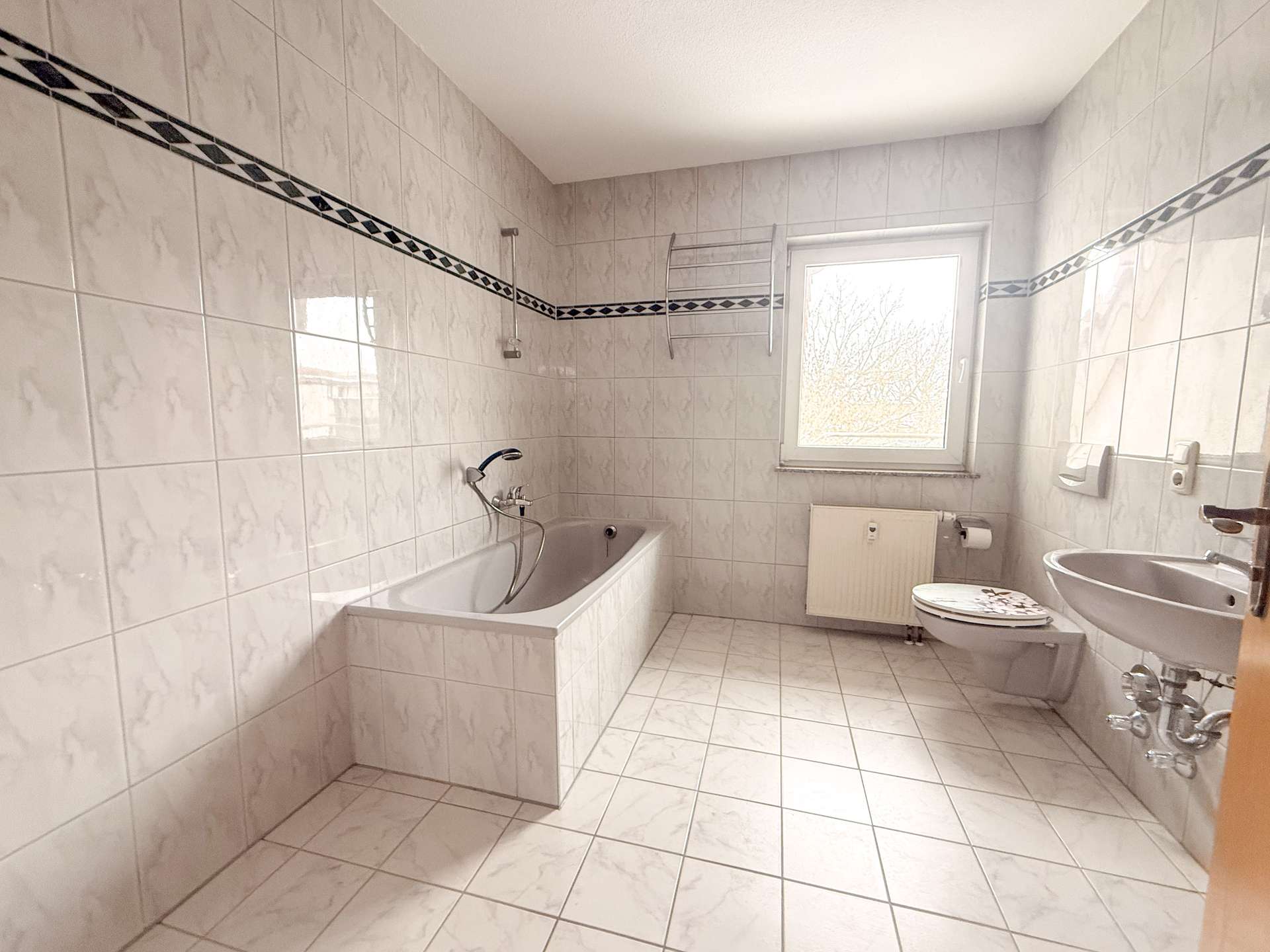 Badezimmer mit Wanne 