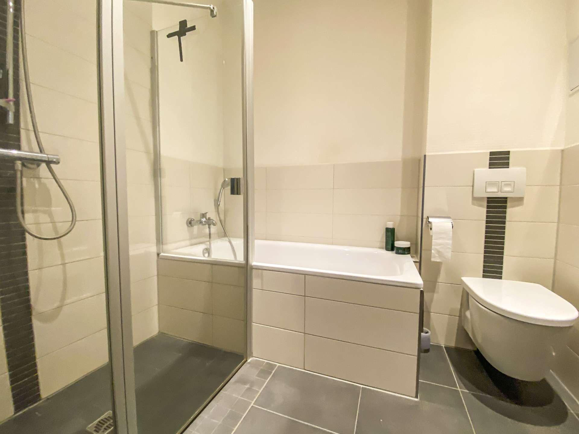 Bad mit Dusche und Wanne