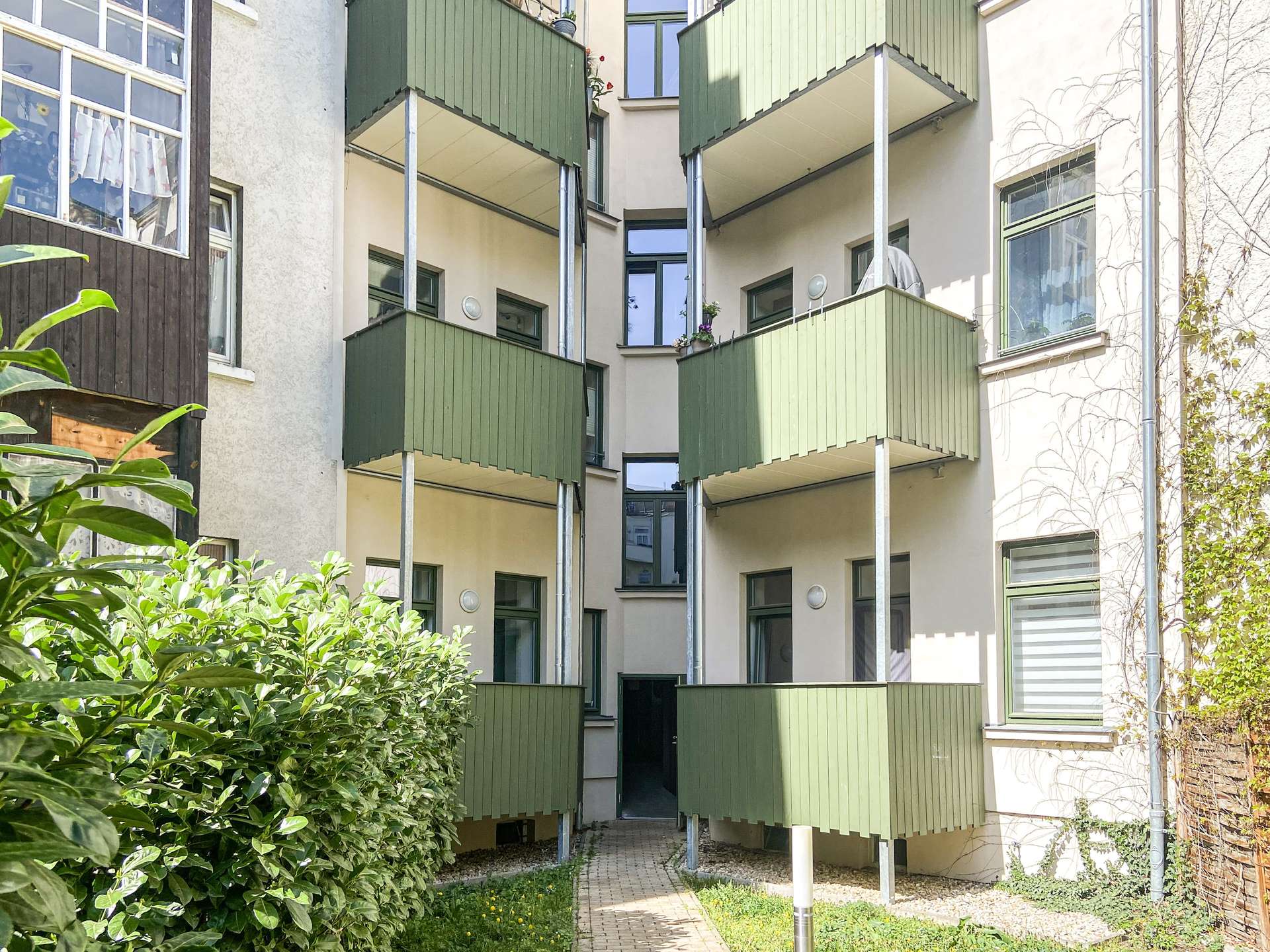 Hofansicht mit Balkonen