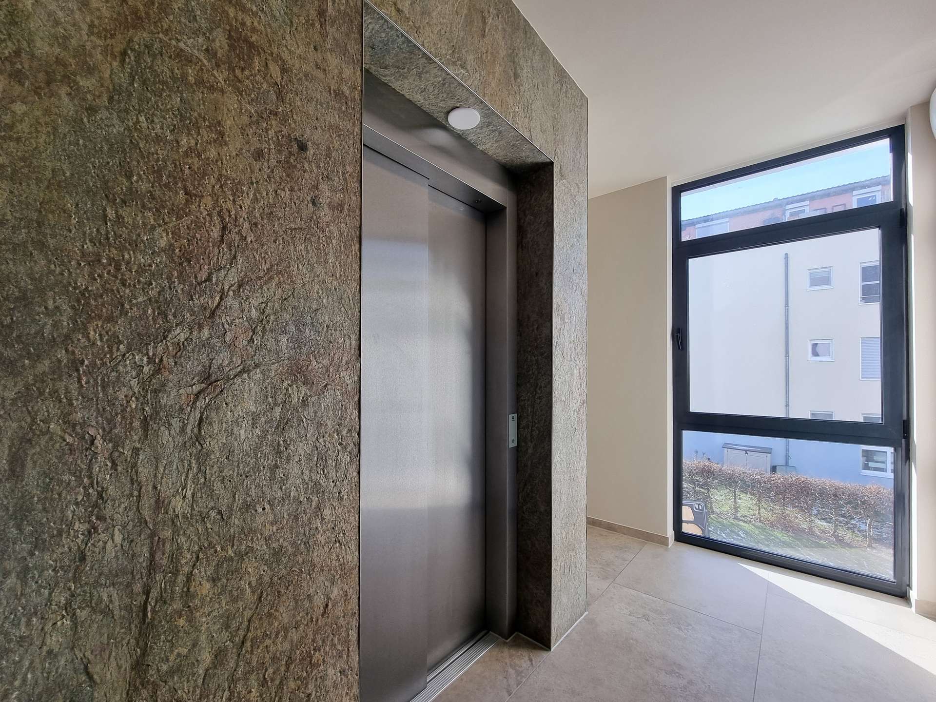 Treppenhaus mit Aufzug