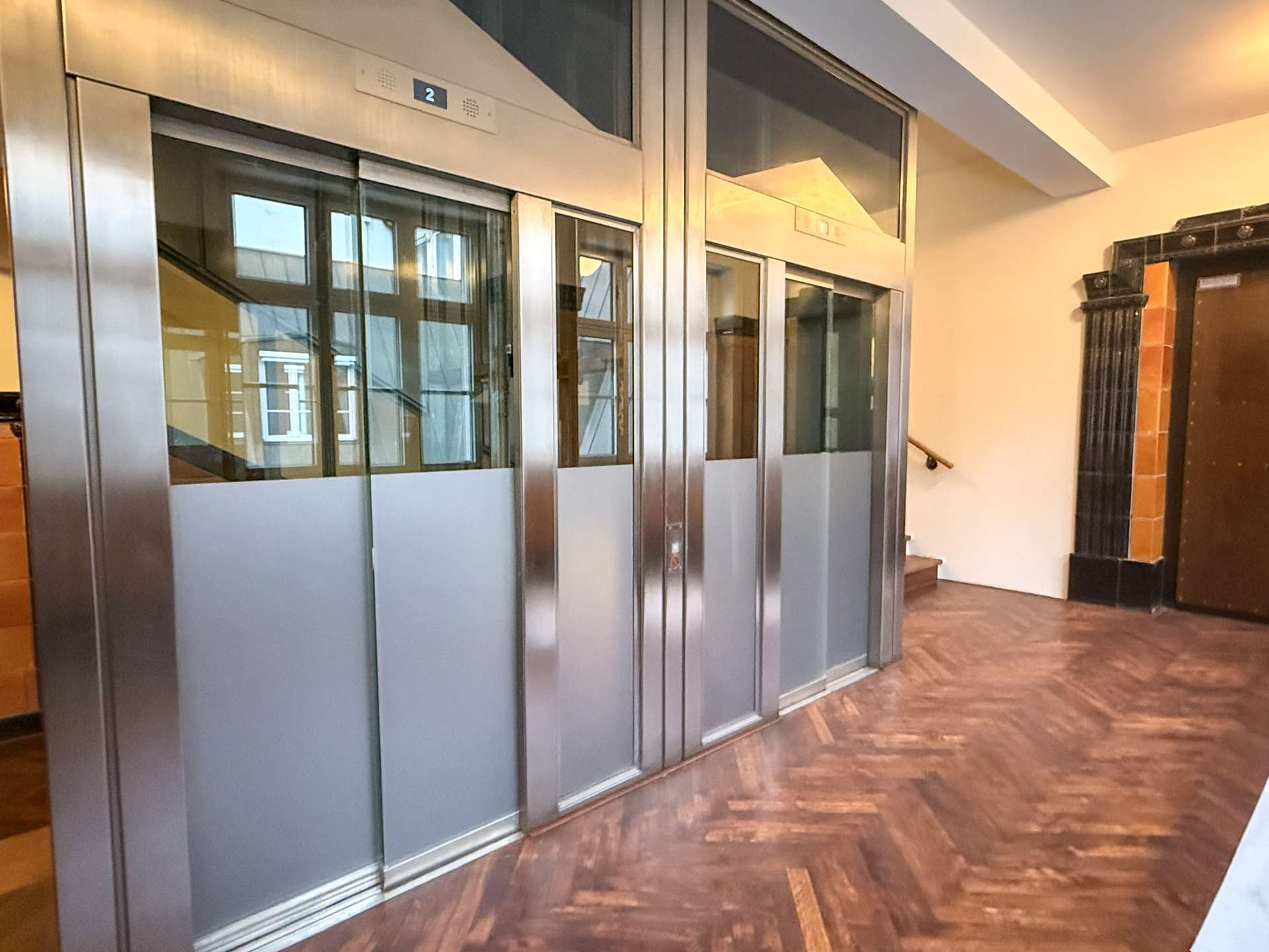 mehrere Aufzüge in alle Ebenen