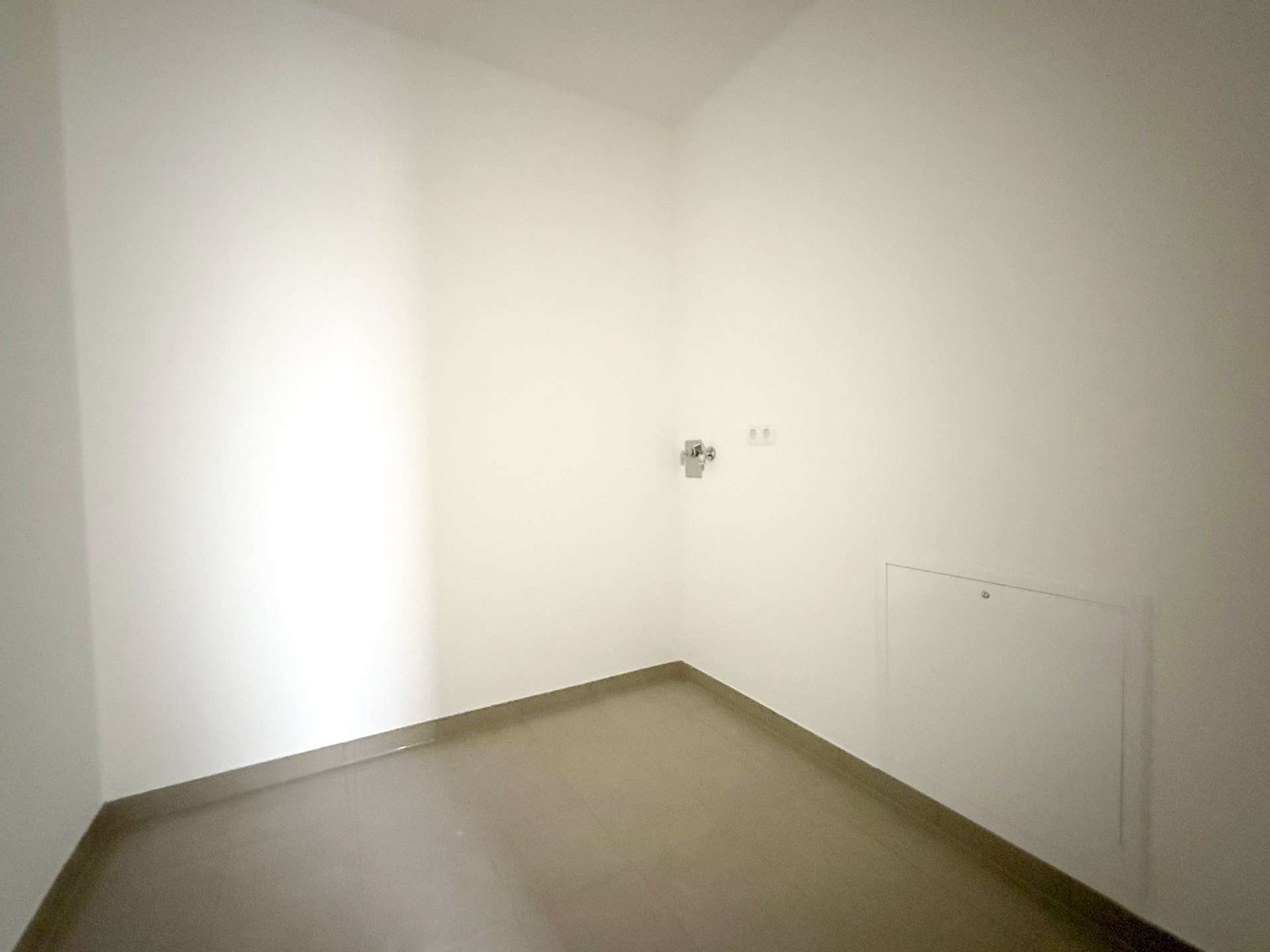 Wirtschaftsraum mit Waschmaschinenanschluss