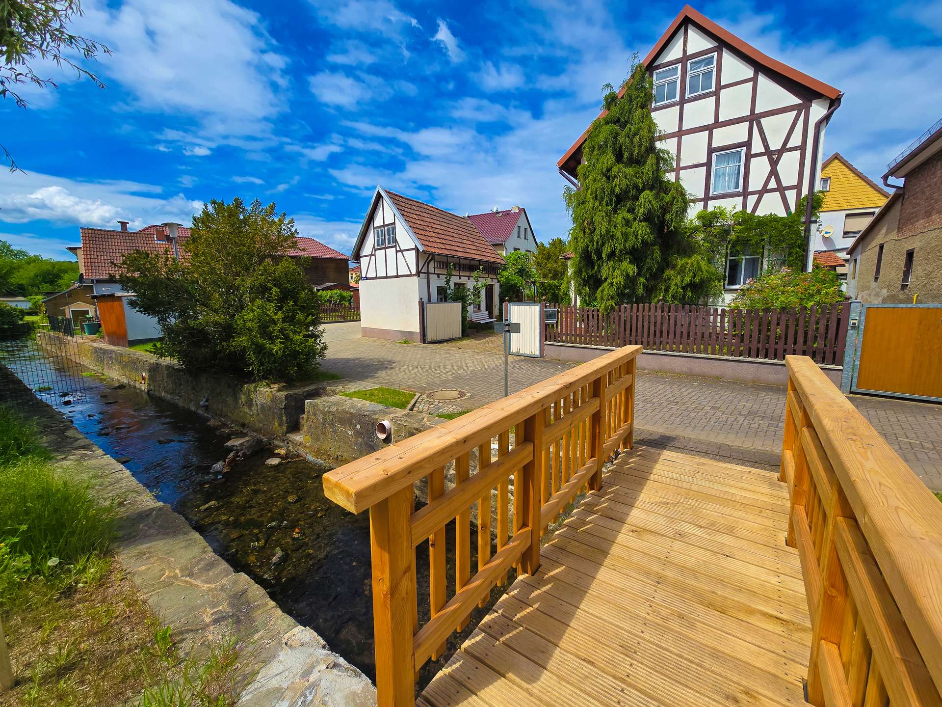 Blick von der gegenüberliegenden Straßenseite