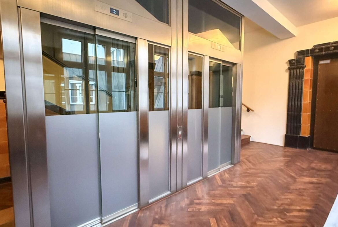 mehrere Aufzüge in alle Ebenen