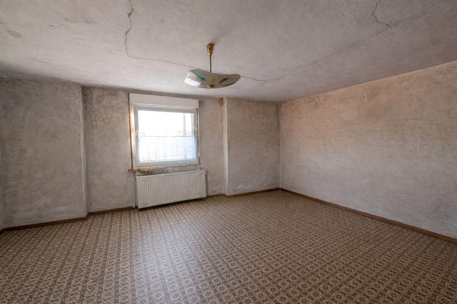 sanierungsbedürftiges Zimmer