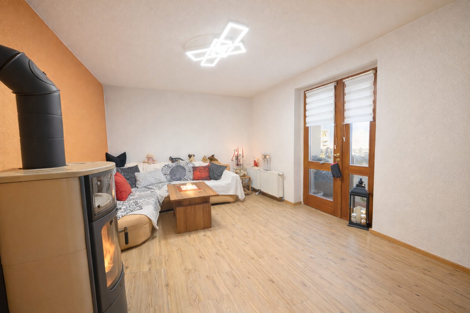 Wohnzimmer mit Kamin