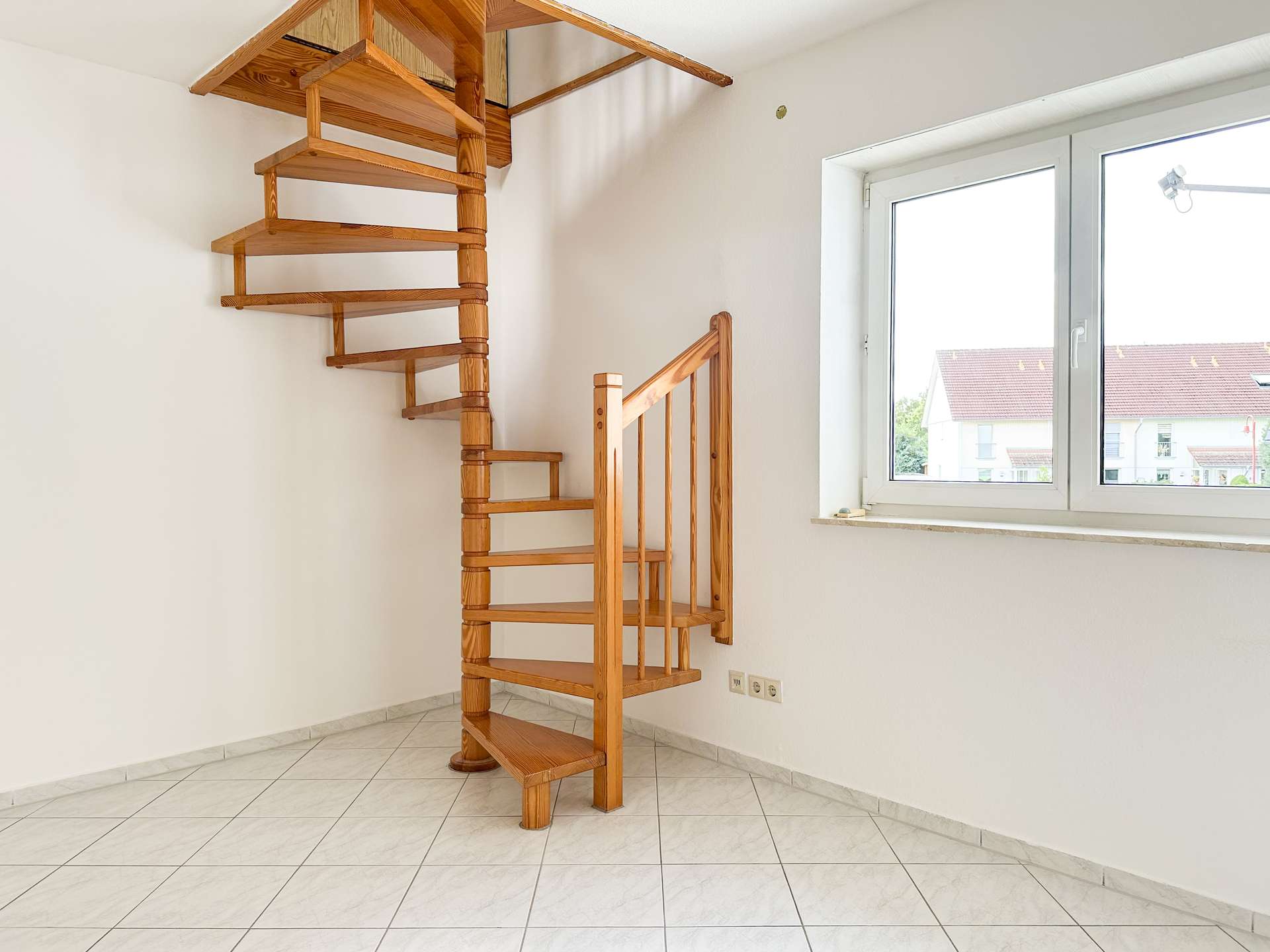 Zimmer mit Treppe zum DG