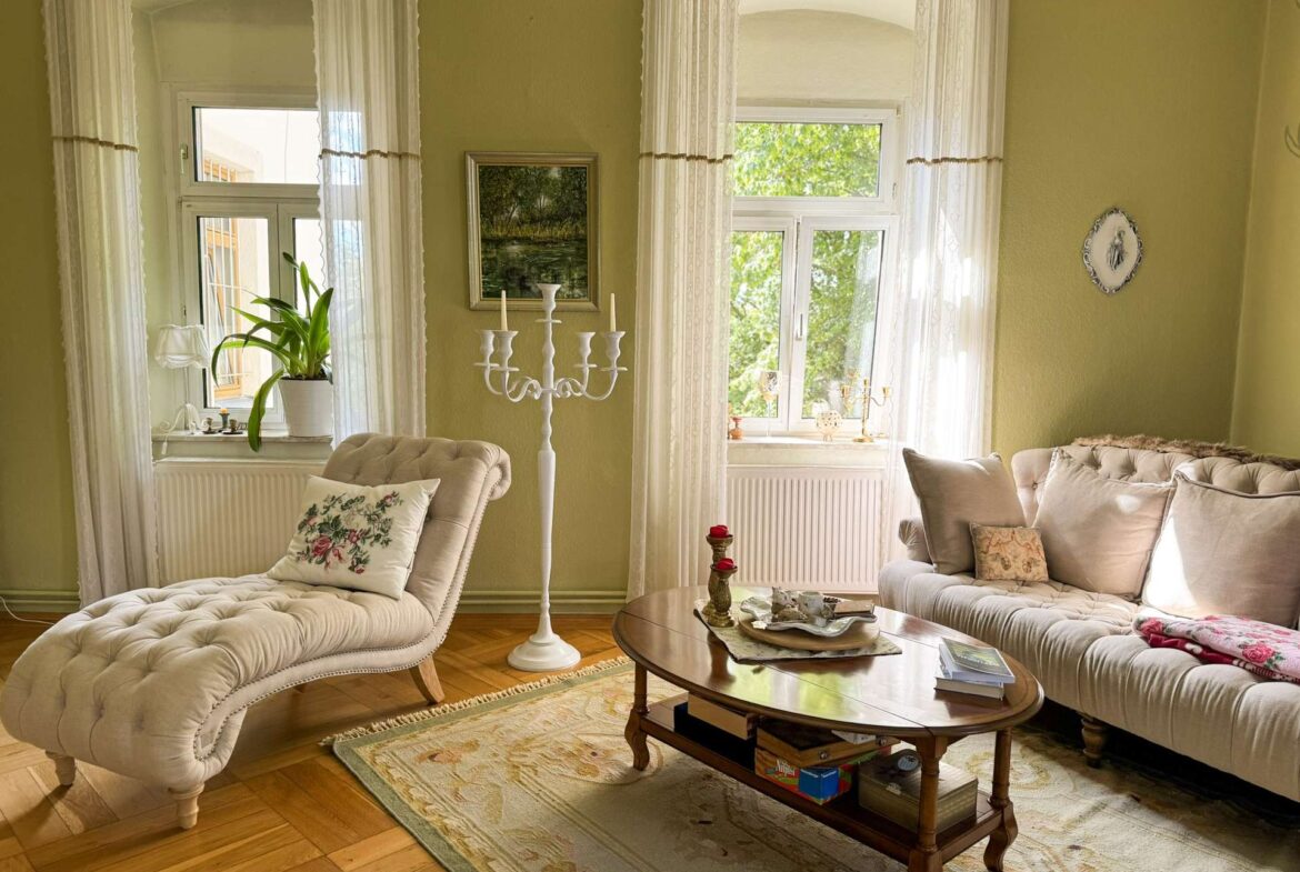 Gemütlicher Wohnbereich mit Tageslicht