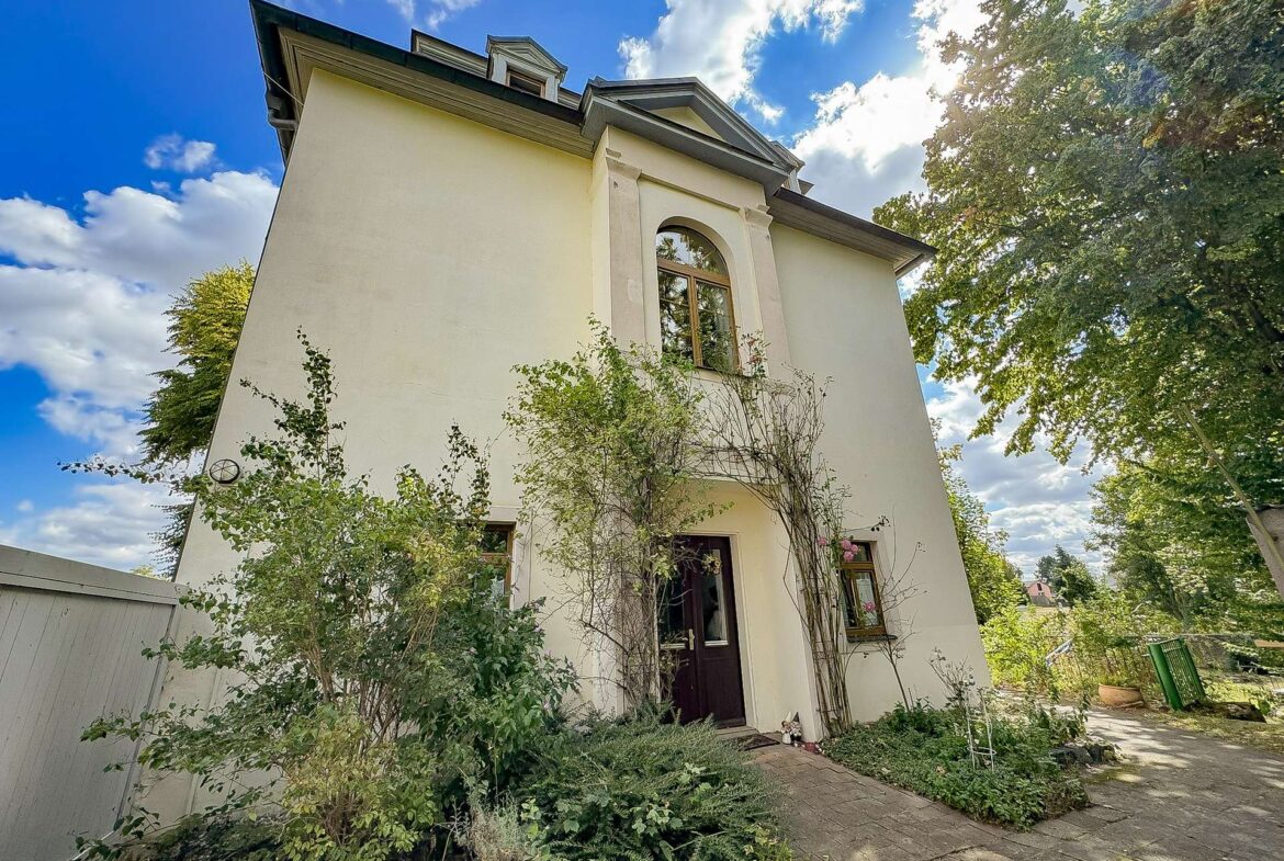 Seitenansicht des historischen Herrenhauses