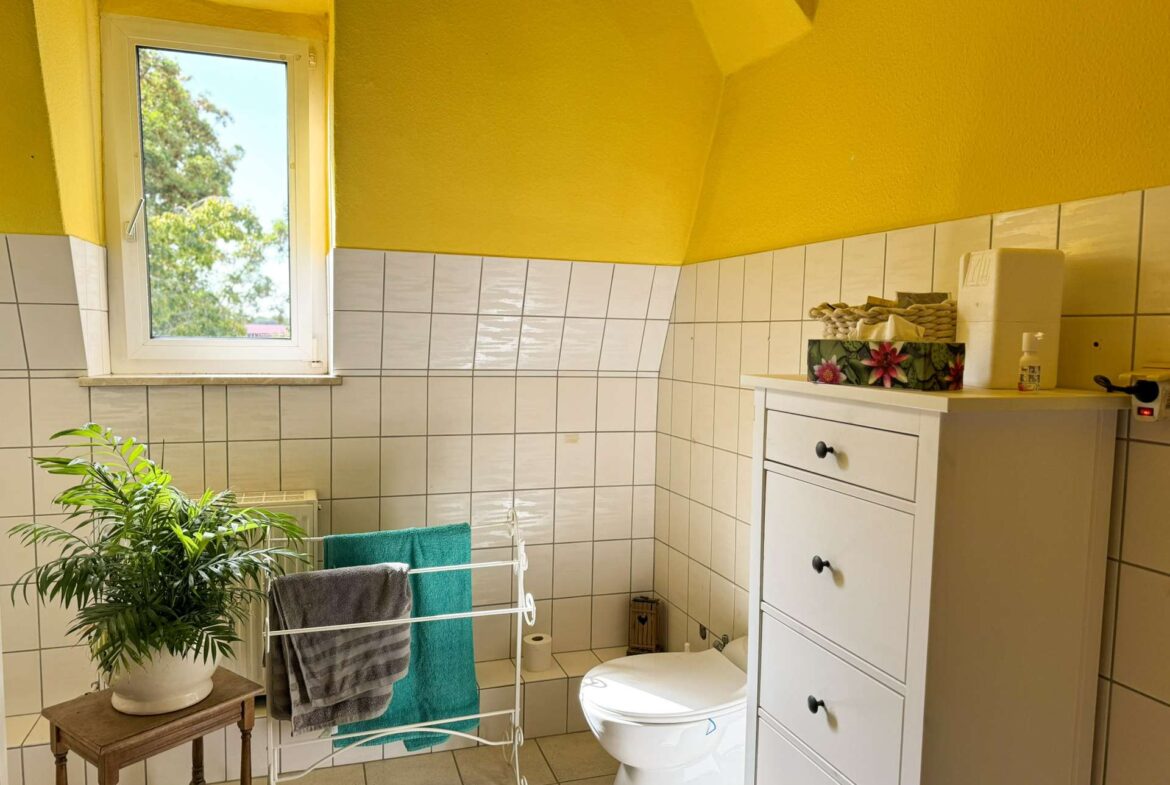 Badezimmer im Dachgeschoss mit ebenerdiger Dusche