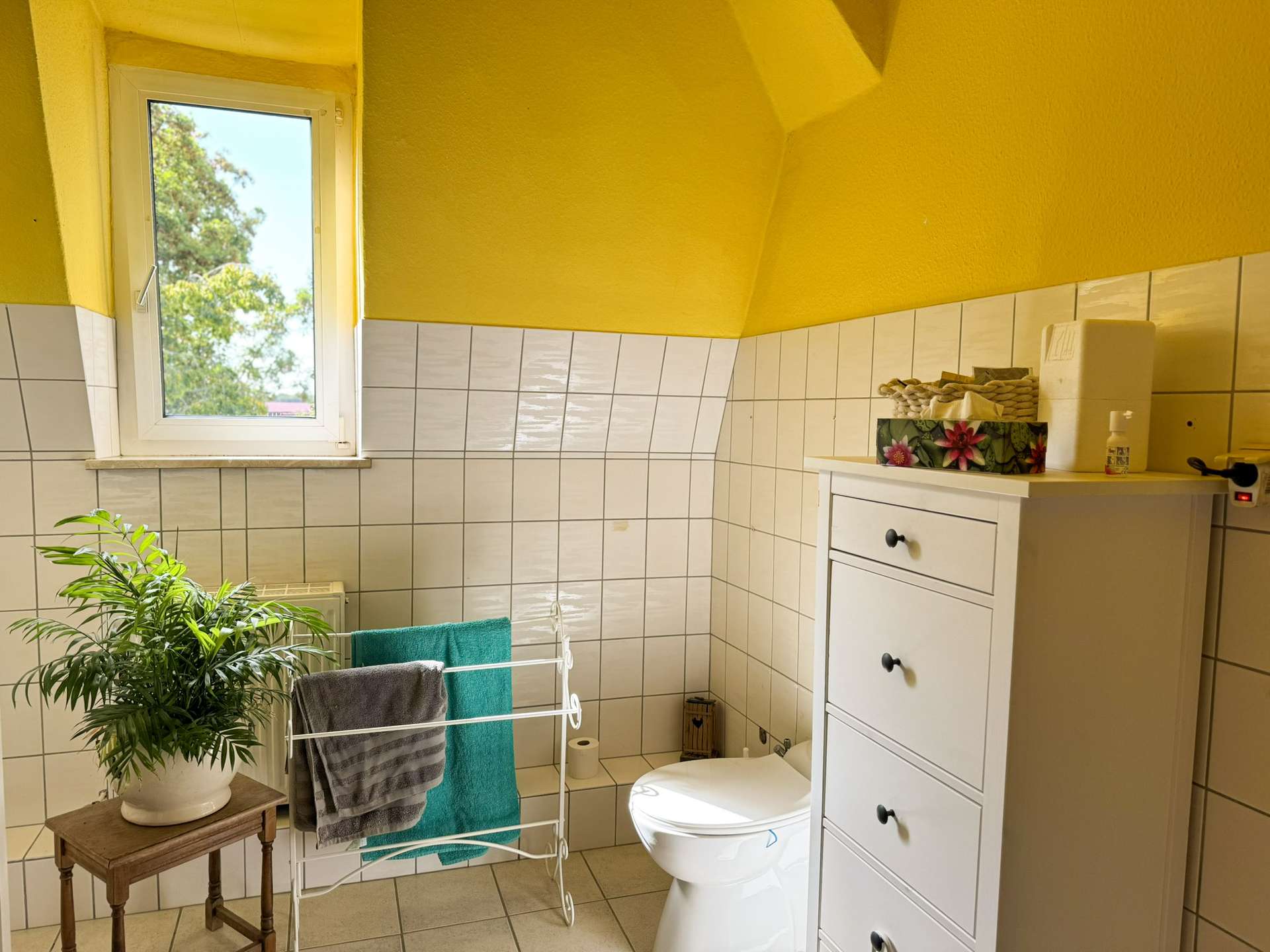 Badezimmer im Dachgeschoss mit ebenerdiger Dusche