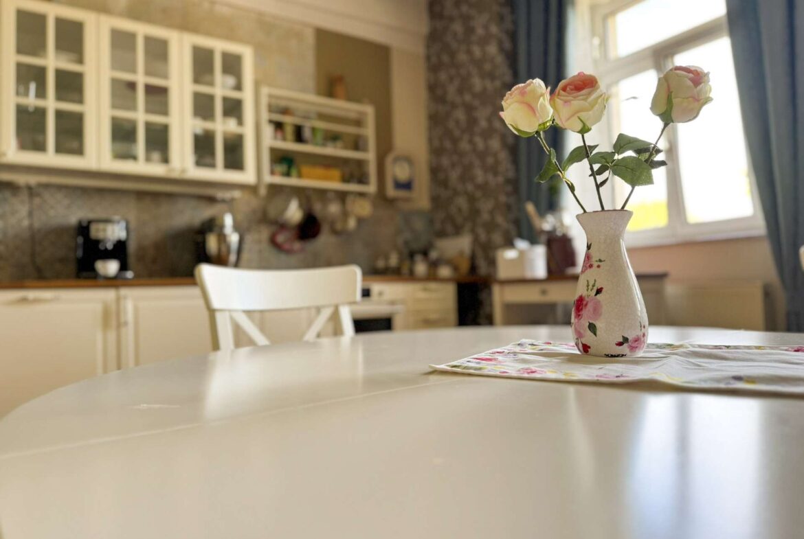 Küche mit Esstisch und Blumen