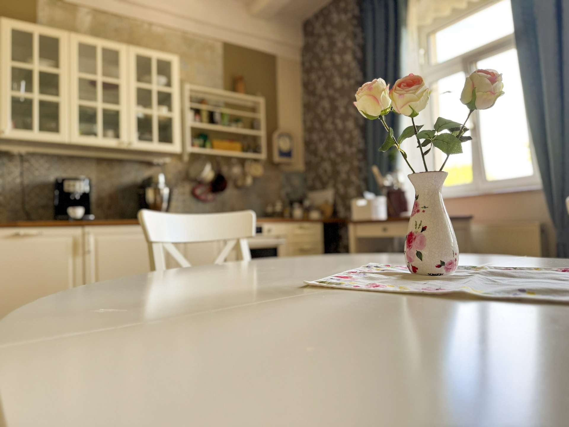 Küche mit Esstisch und Blumen