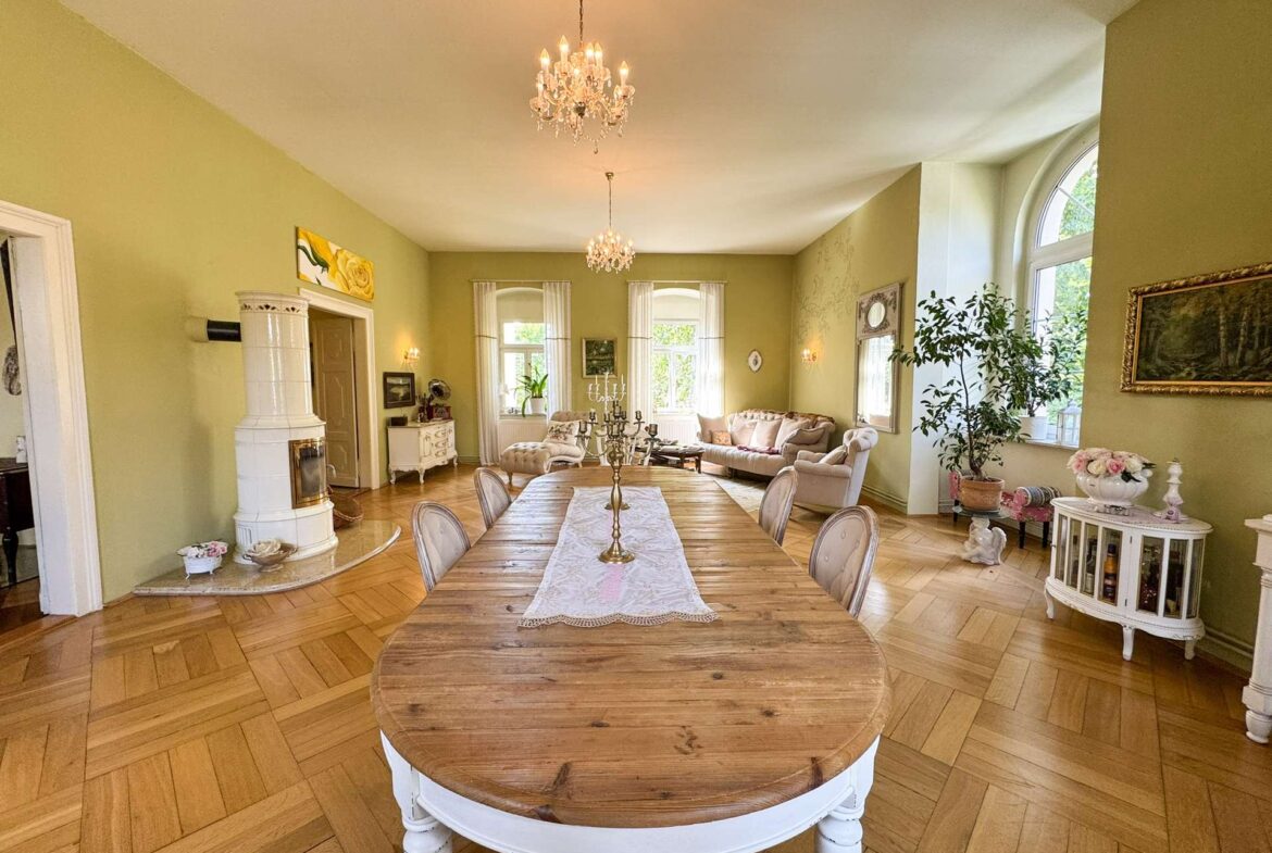 Elegantes Esszimmer mit Kaminofen