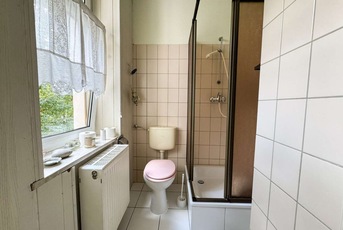 Kleines Badezimmer mit Dusche