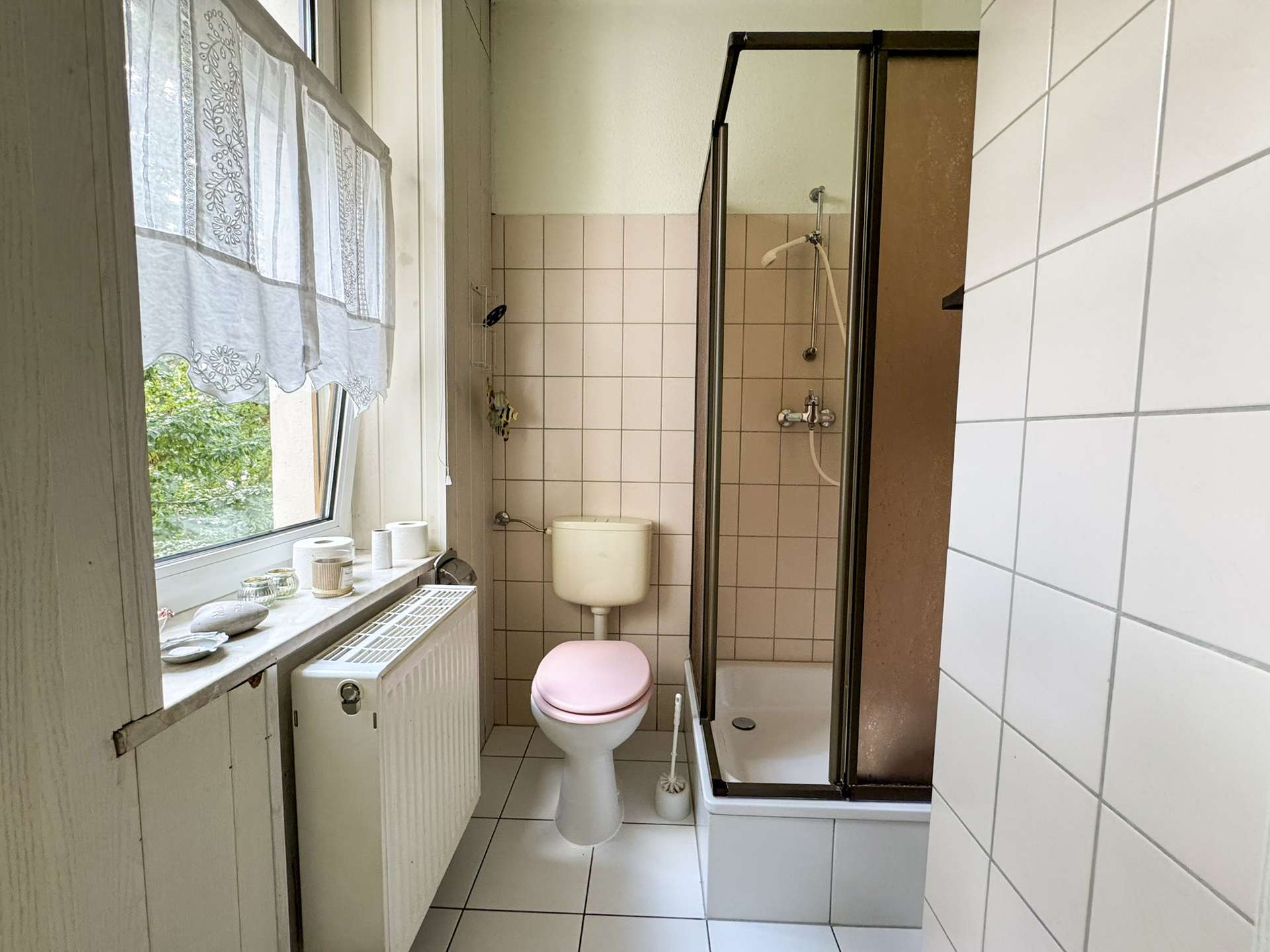 Kleines Badezimmer mit Dusche