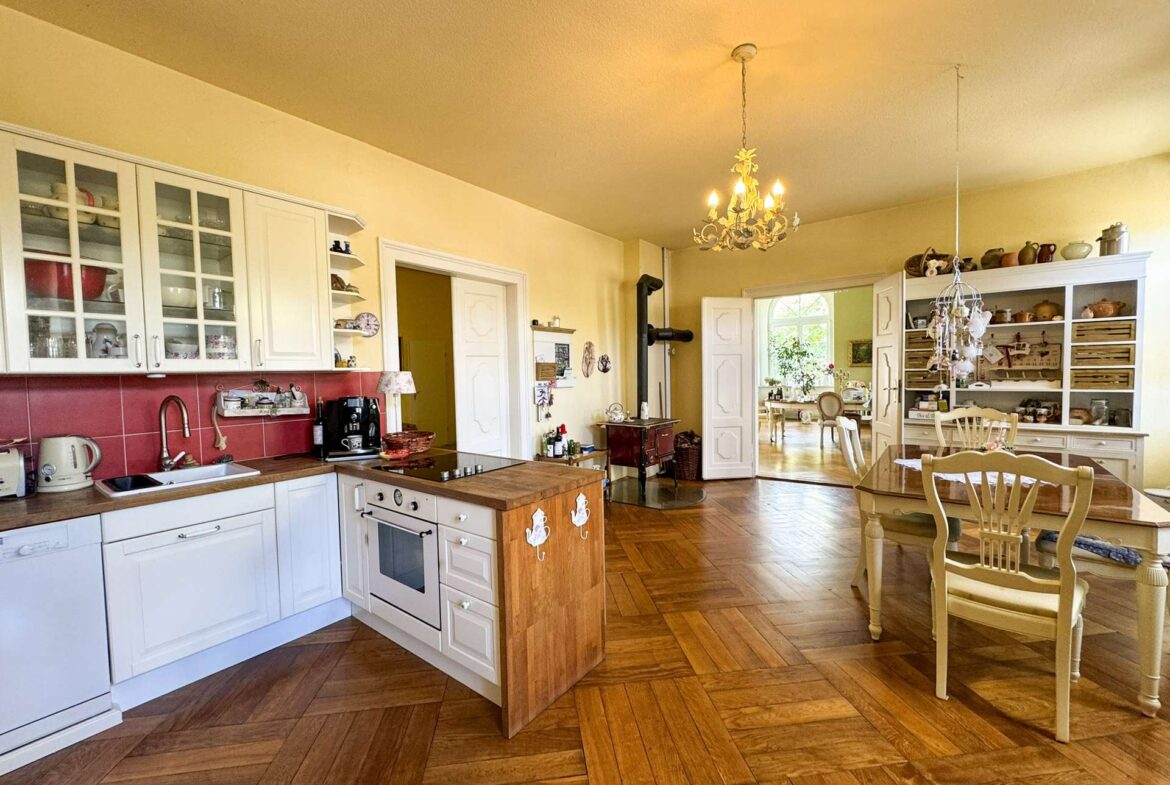 Helle Wohnküche mit Essbereich