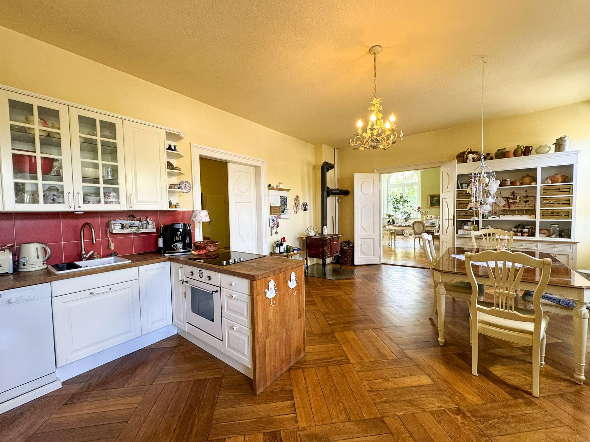 Helle Wohnküche mit Essbereich