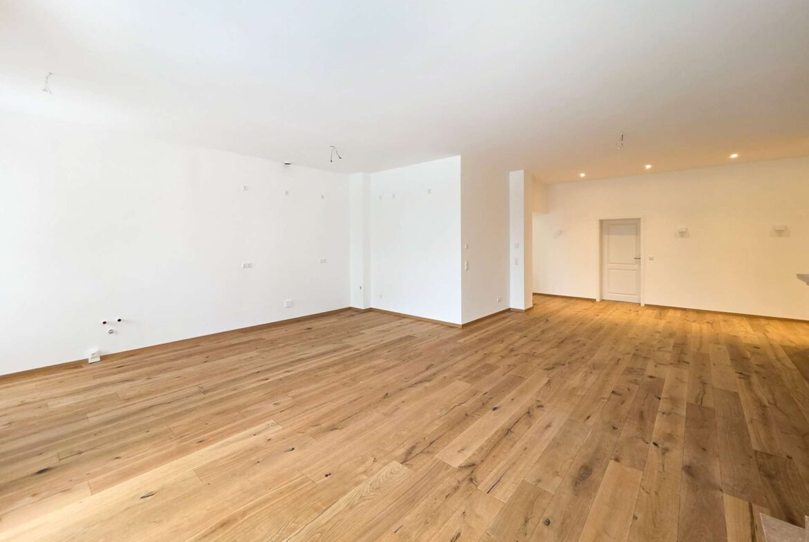 großzügiges Wohnzimmer