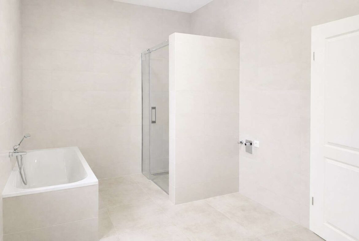 modernes Badezimmer mit Wanne und ebenerdiger Dusche