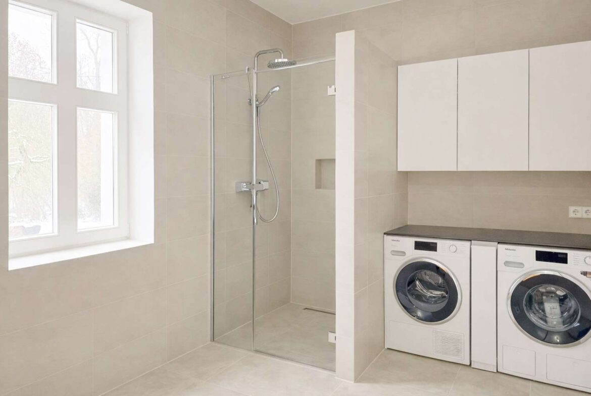 Badezimmer mit ebenerdiger Dusche