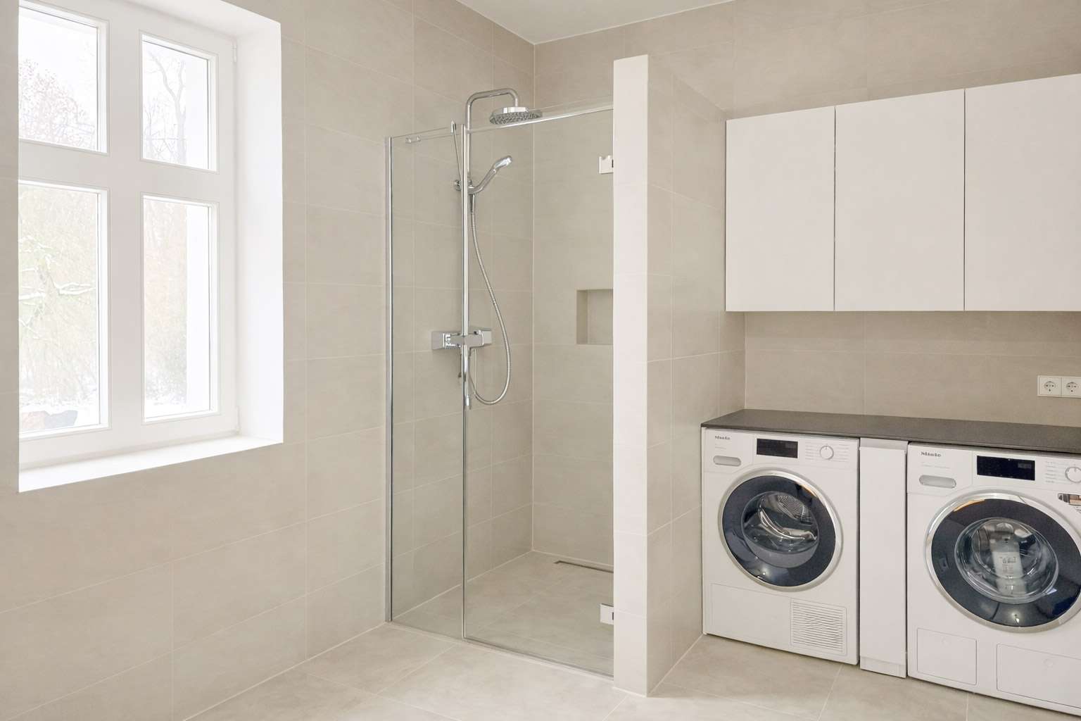 Badezimmer mit ebenerdiger Dusche