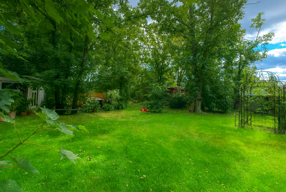 Weitläufiger Garten mit altem Baumbestand