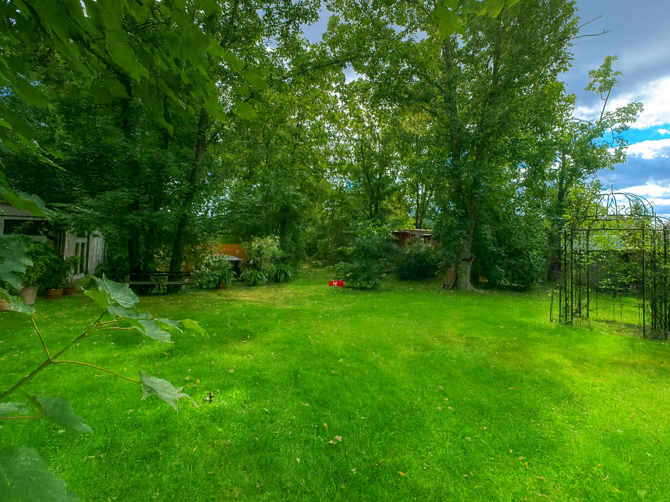 Weitläufiger Garten mit altem Baumbestand