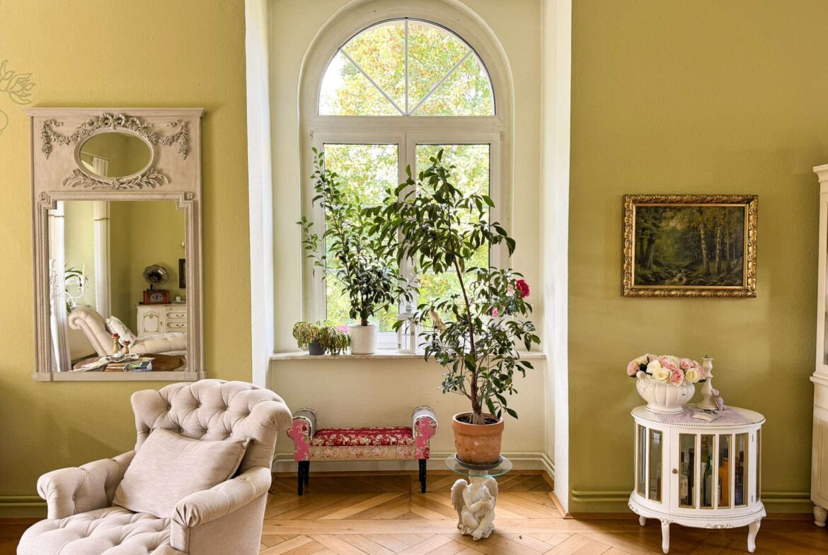 Wohnzimmer mit Rundbogenfenster