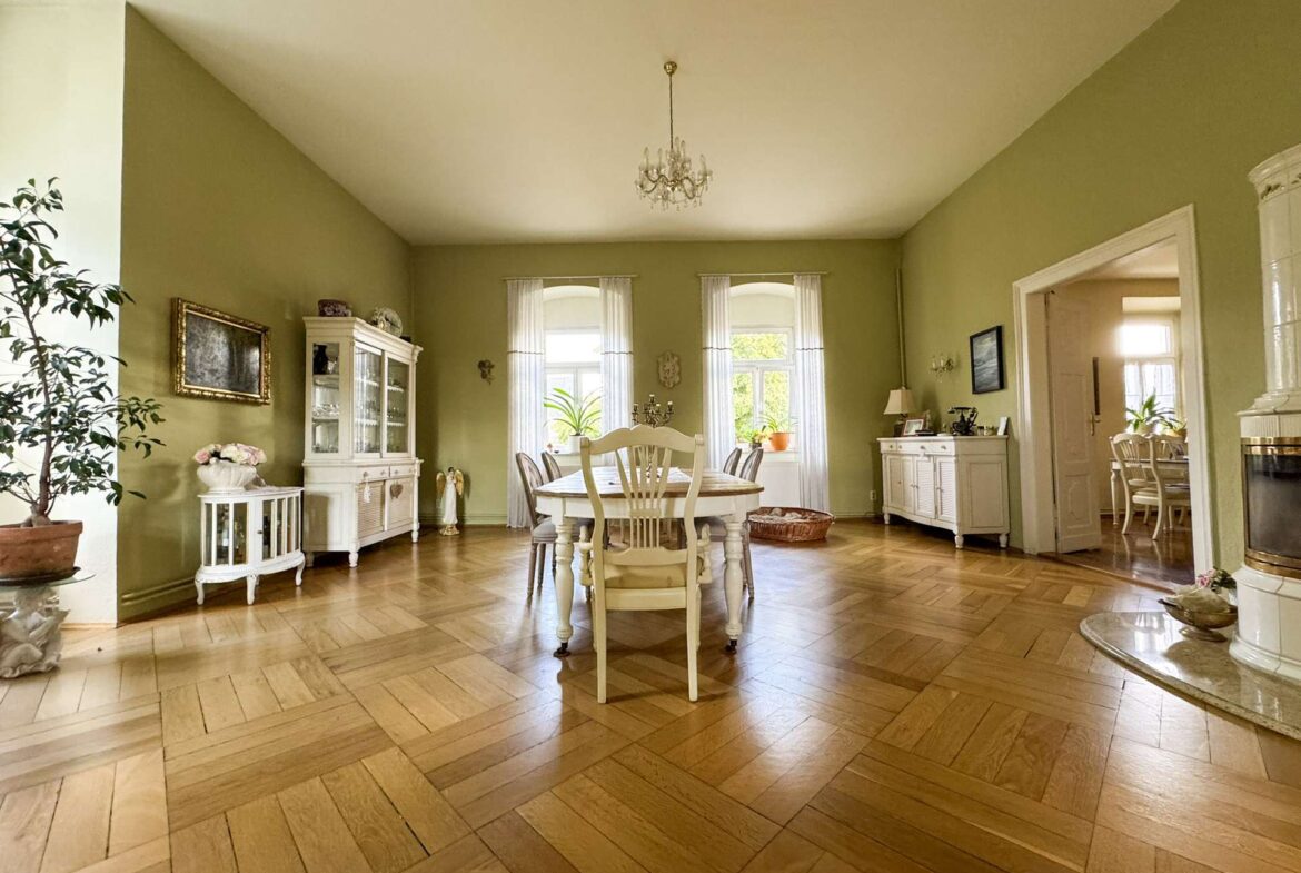 Helles Esszimmer mit Fensterfront