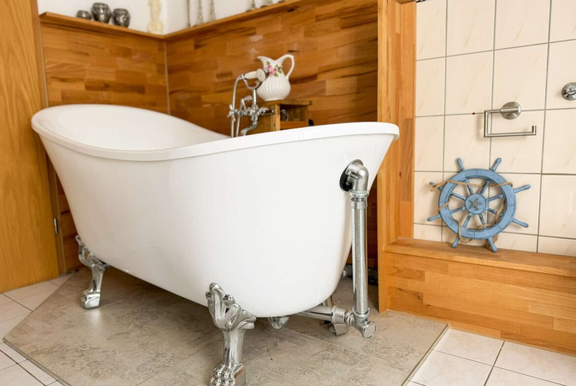 Badezimmer mit freistehender Badewanne