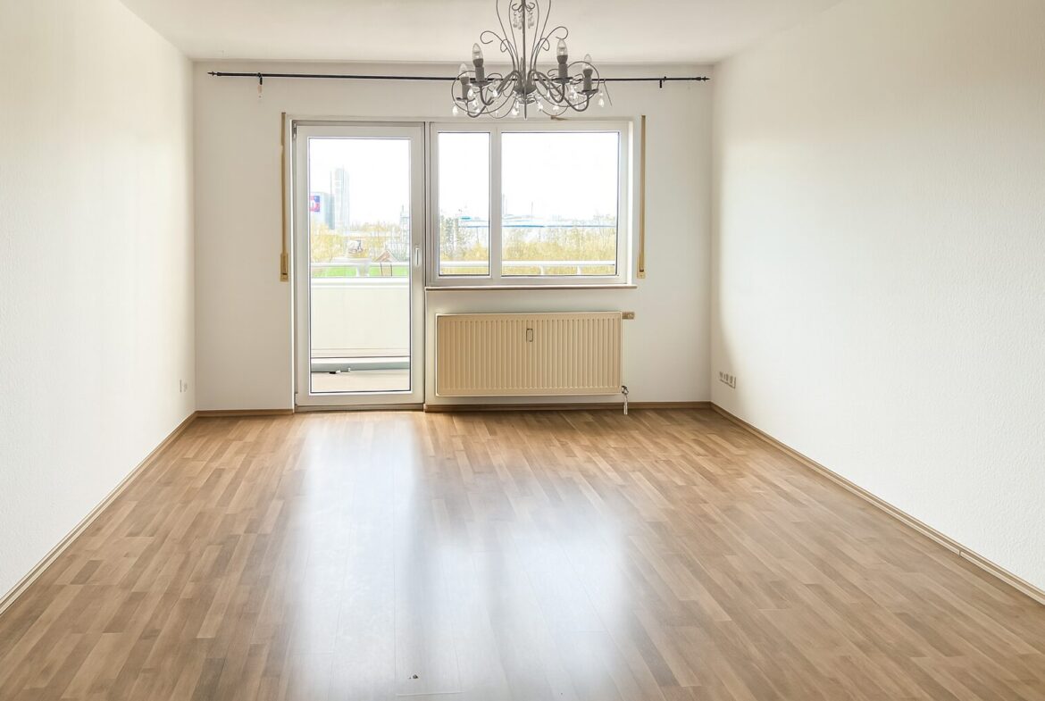 Wohnzimmer mit Balkonzugang (dig. beräumt)