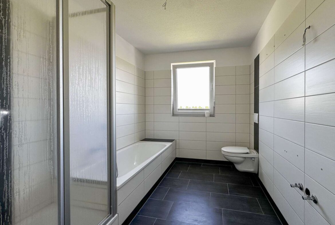 Badezimmer mit Wanne und Dusche