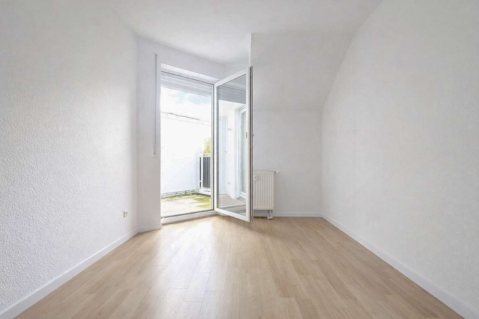 Kinderzimmer mit Balkonzugang 