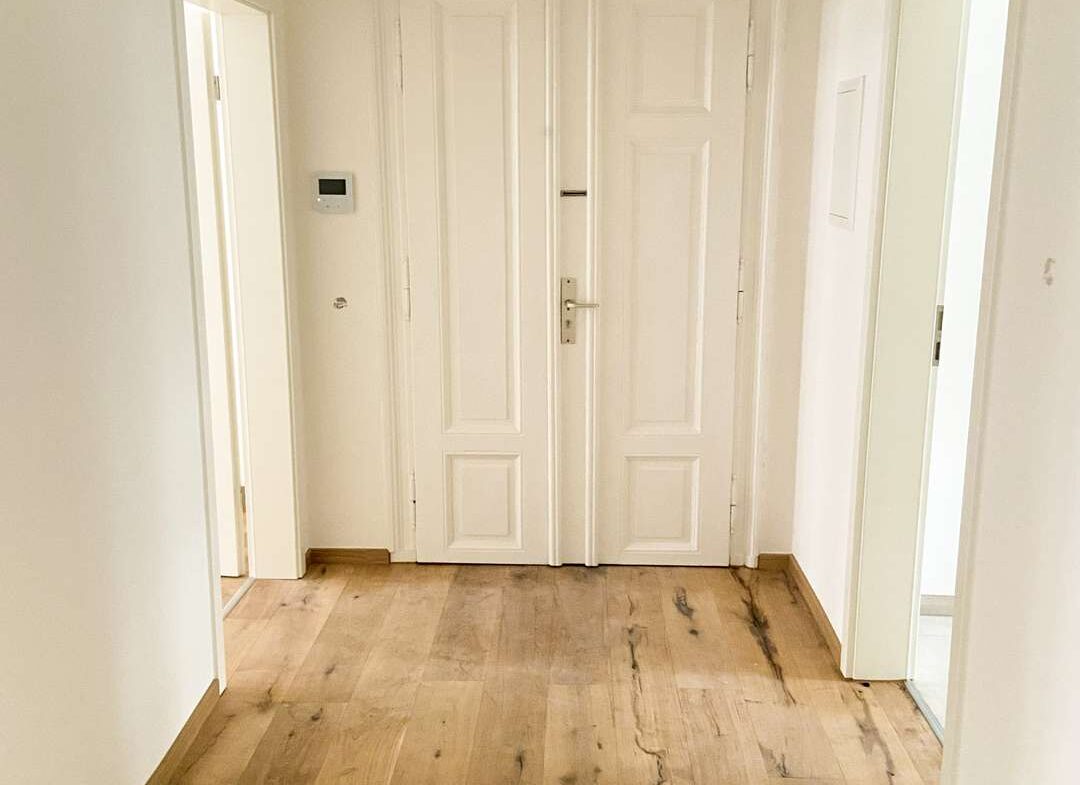 Flur mit Eingangstür