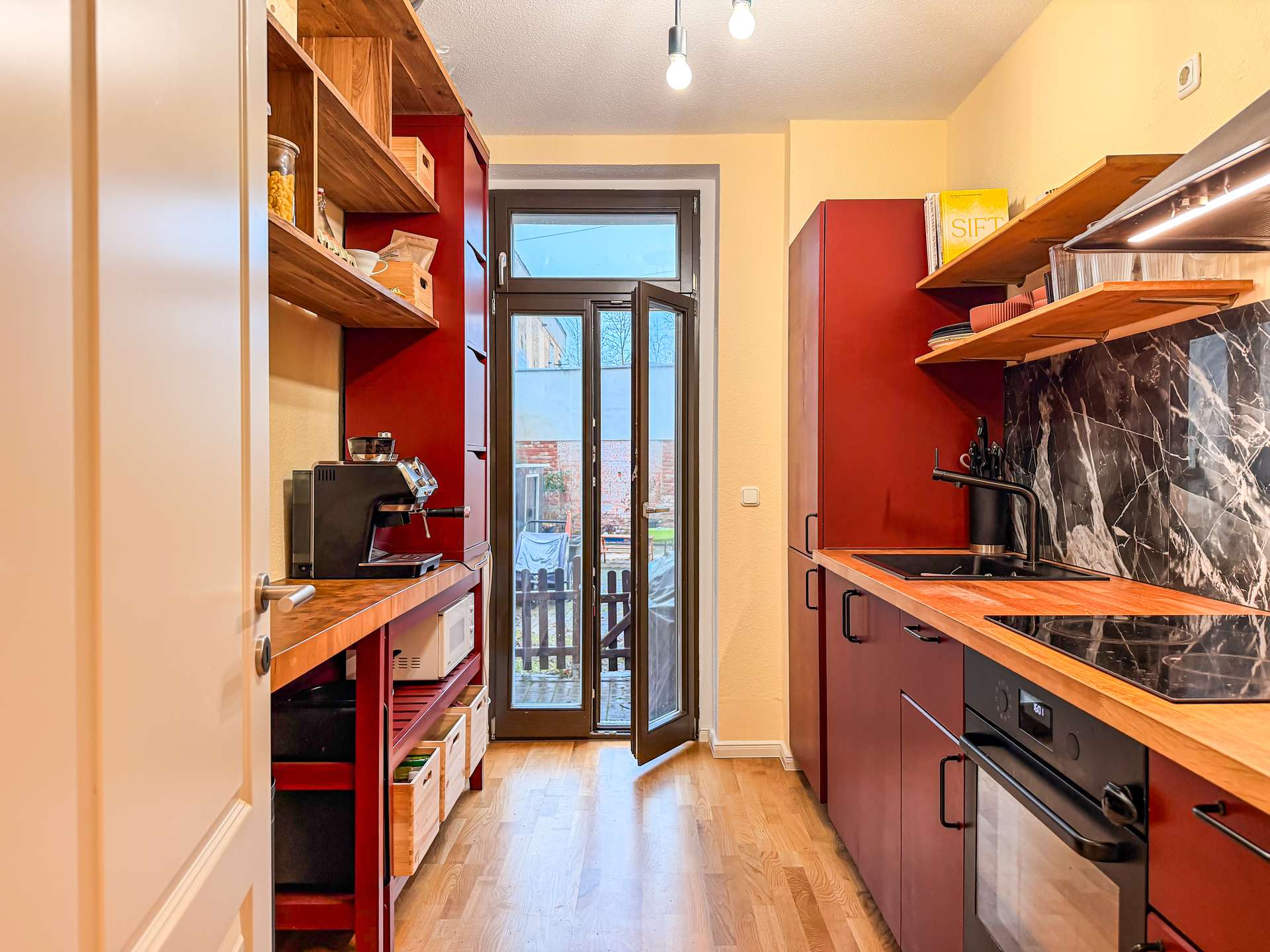 Küche mit Terrassenzugang