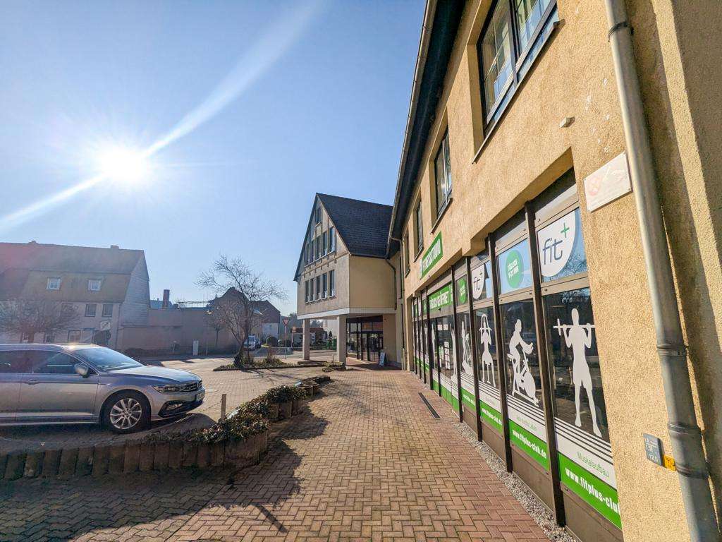 Haus 33_Parkplatz Haupteingang