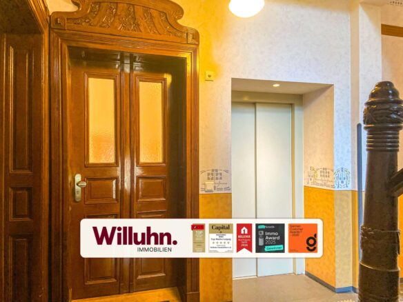 Gepflegtes Treppenhaus mit Aufzug INV 9