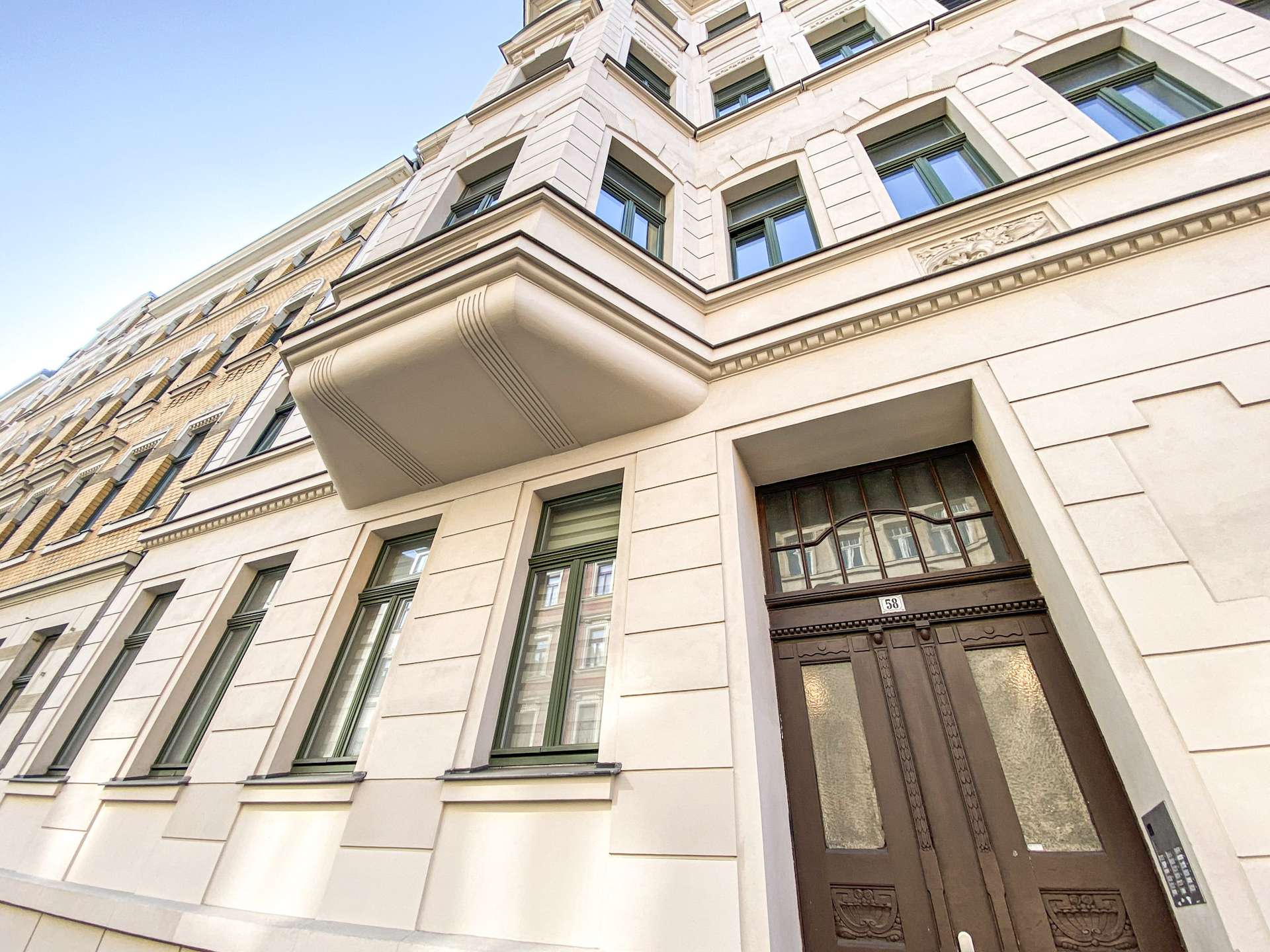 Hauseingang mit Wohnung