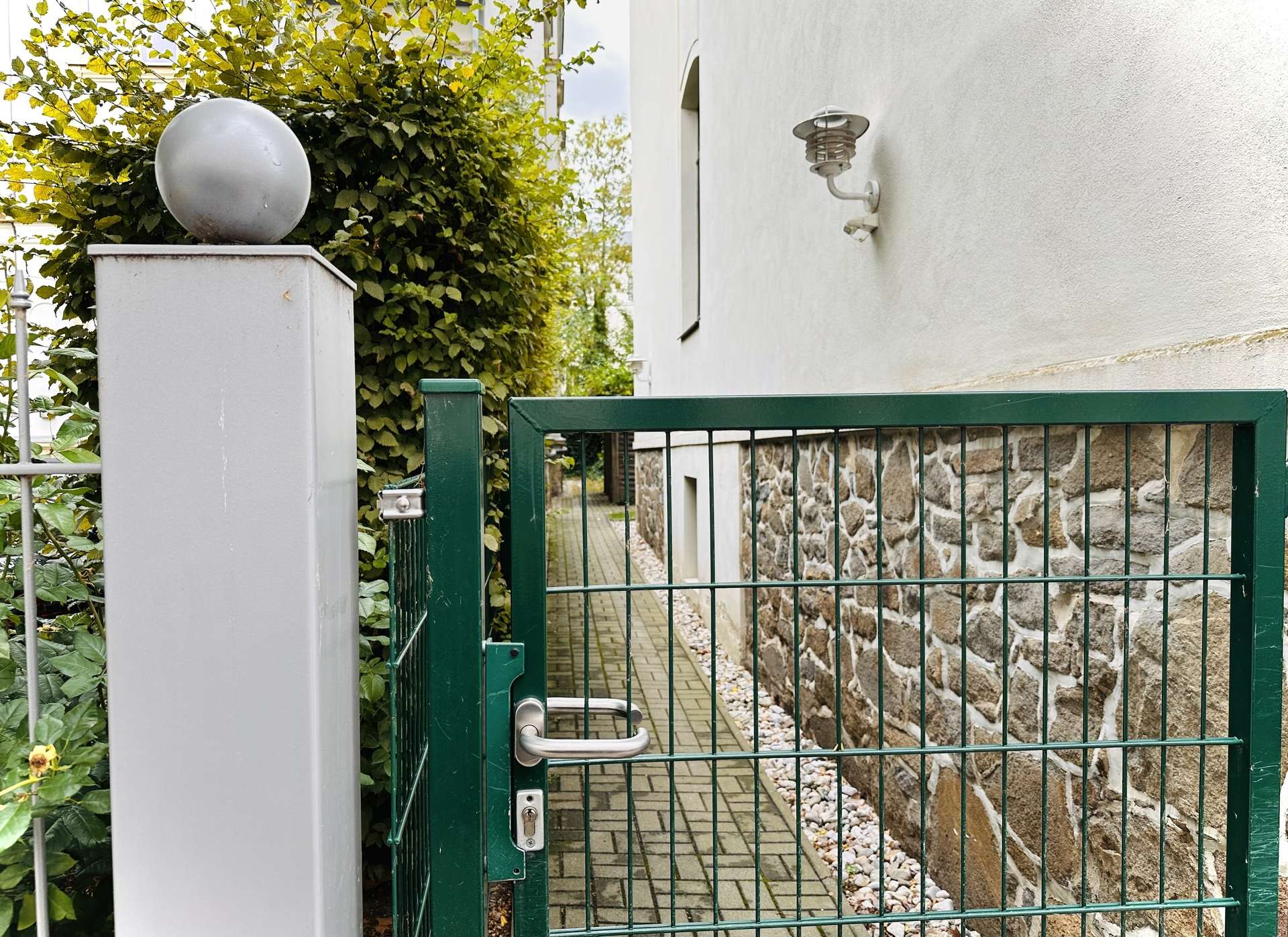 Seiteneingang abschliessbar