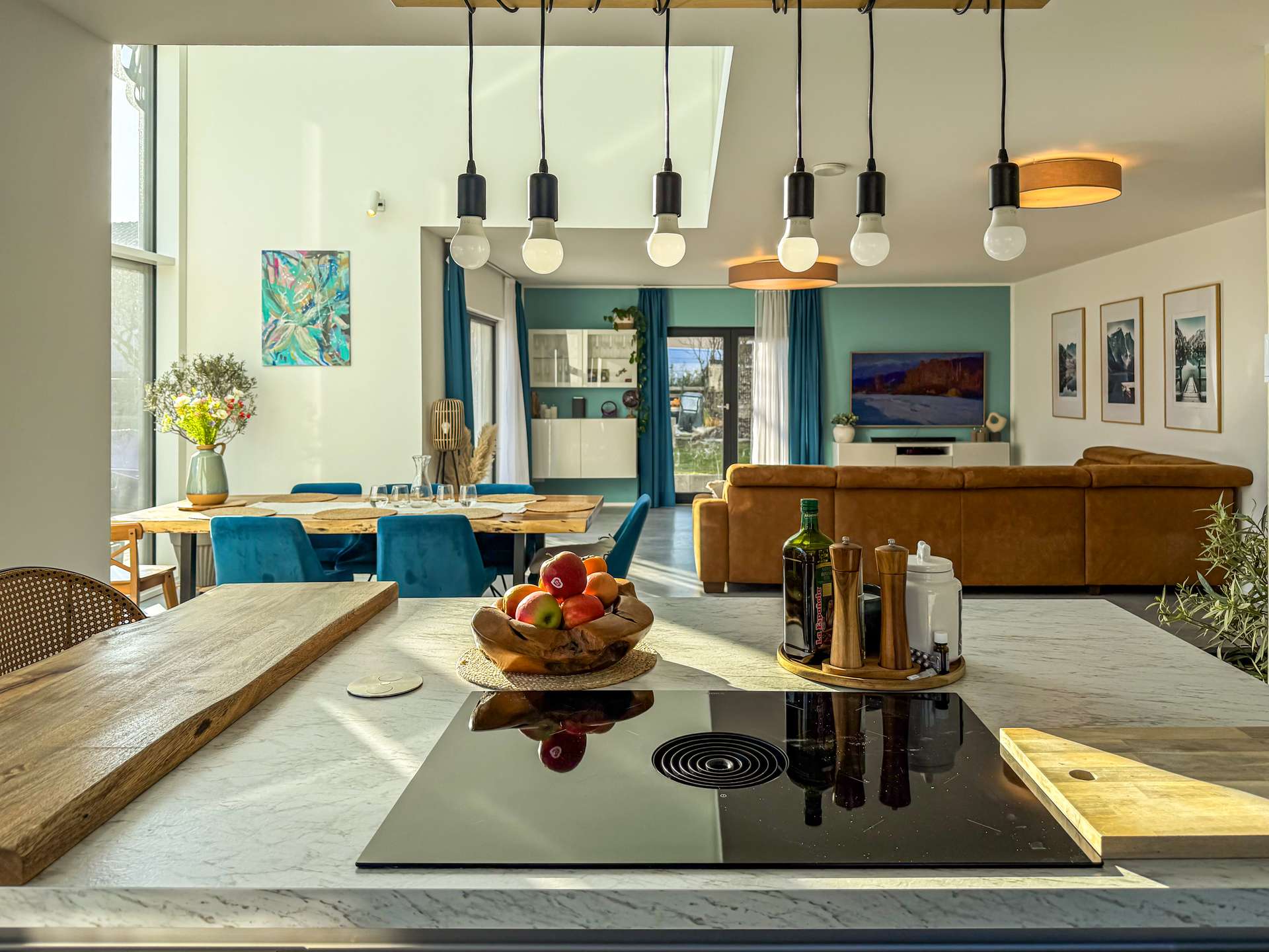 Blick von Küche in Wohnbereich