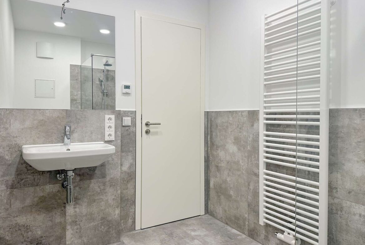 Geräumiges Badezimmer