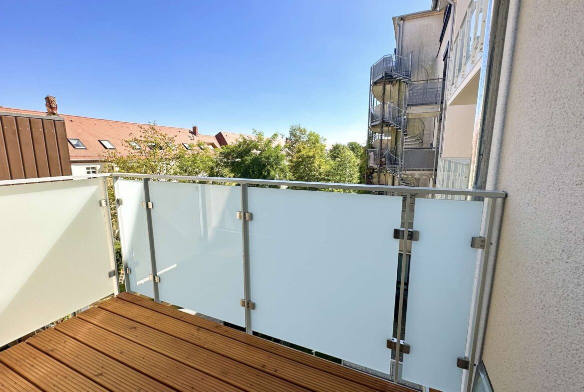 Balkon zum grünen Innenhof