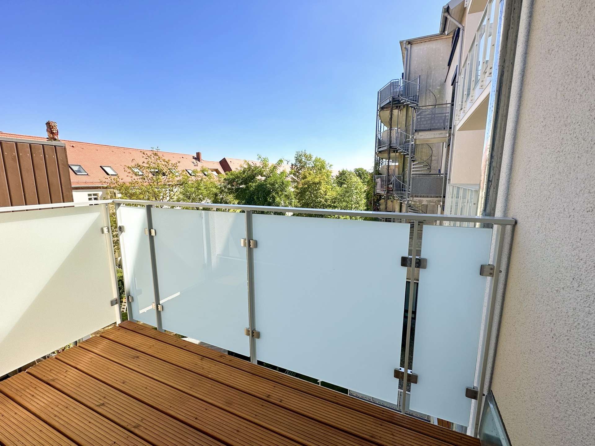 Balkon zum grünen Innenhof