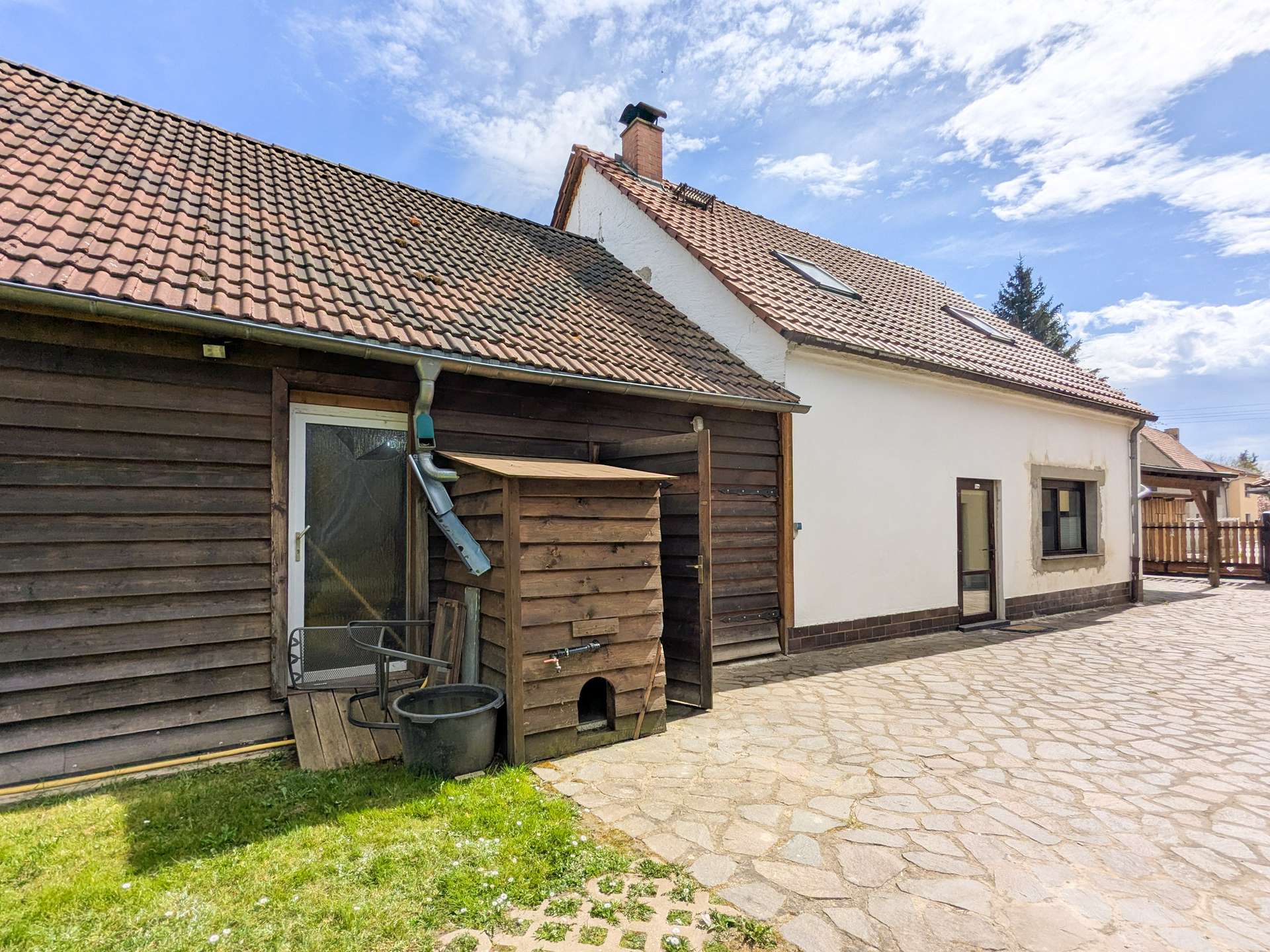 Links Werkstatt, rechts EFH