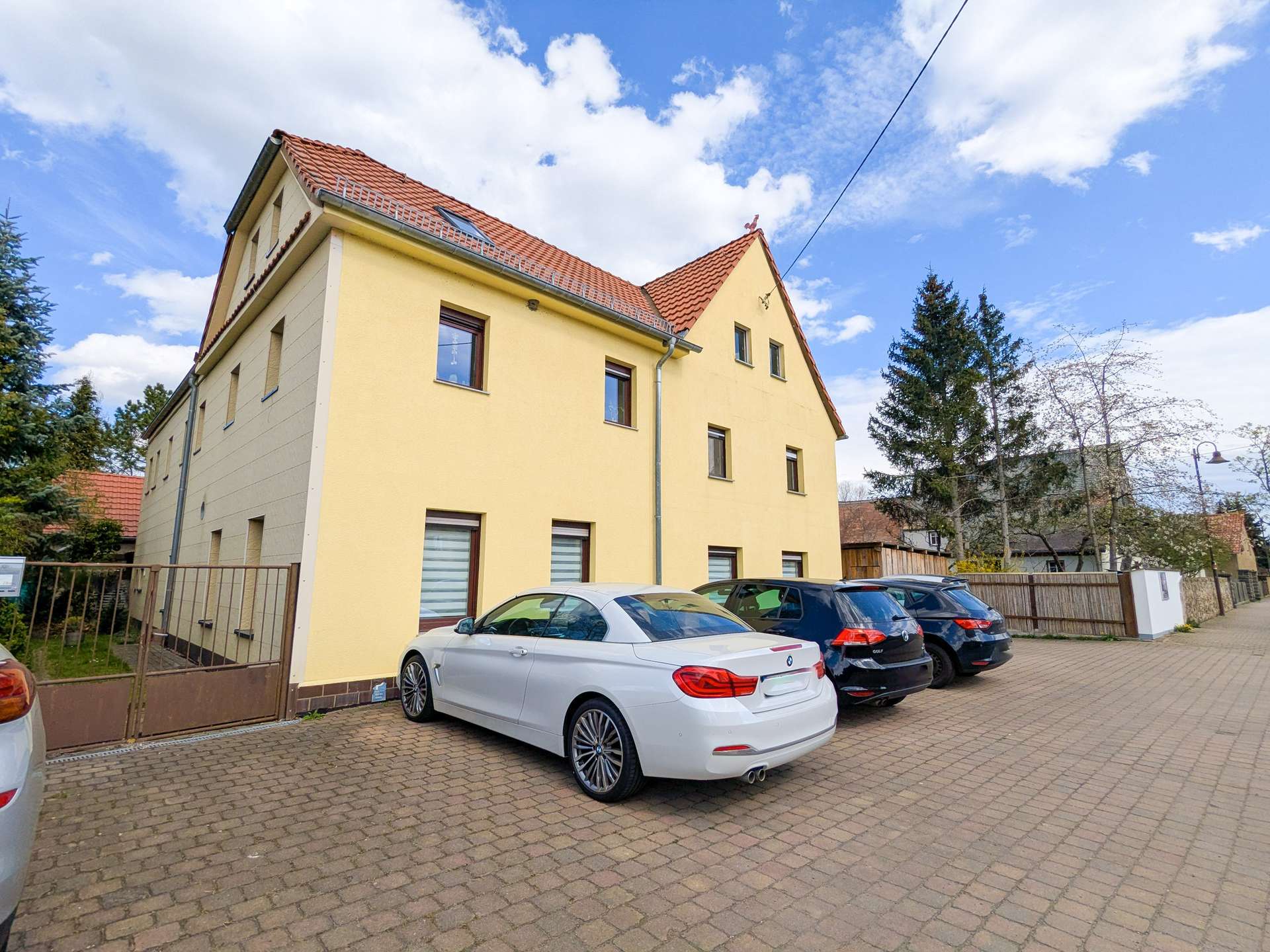 Stellplätze vor dem Haus