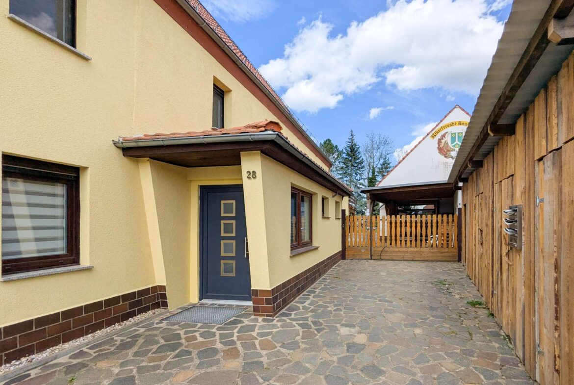 Einfahrt und Hauseingang MFH