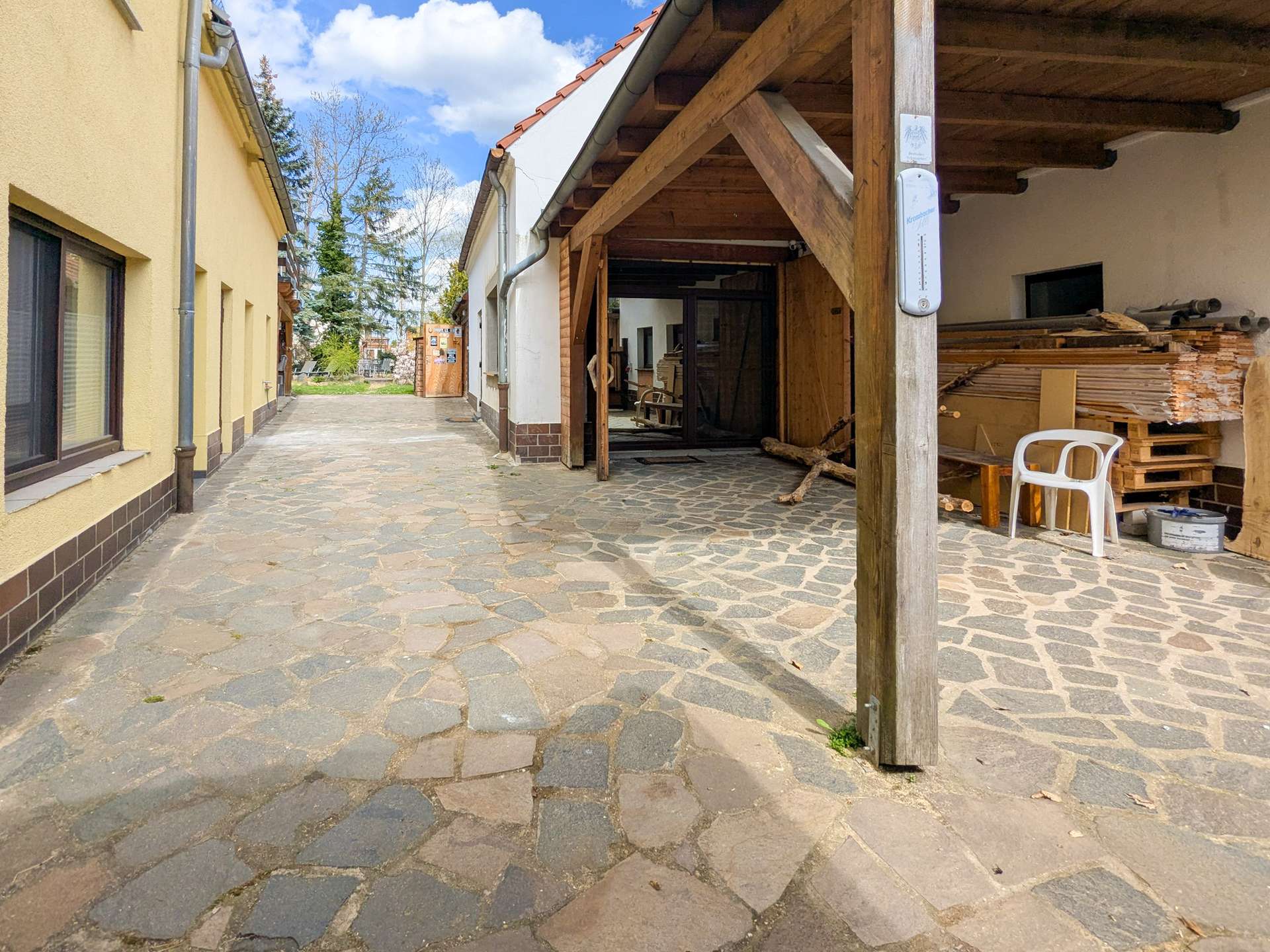 Rechts EFH, links MFH