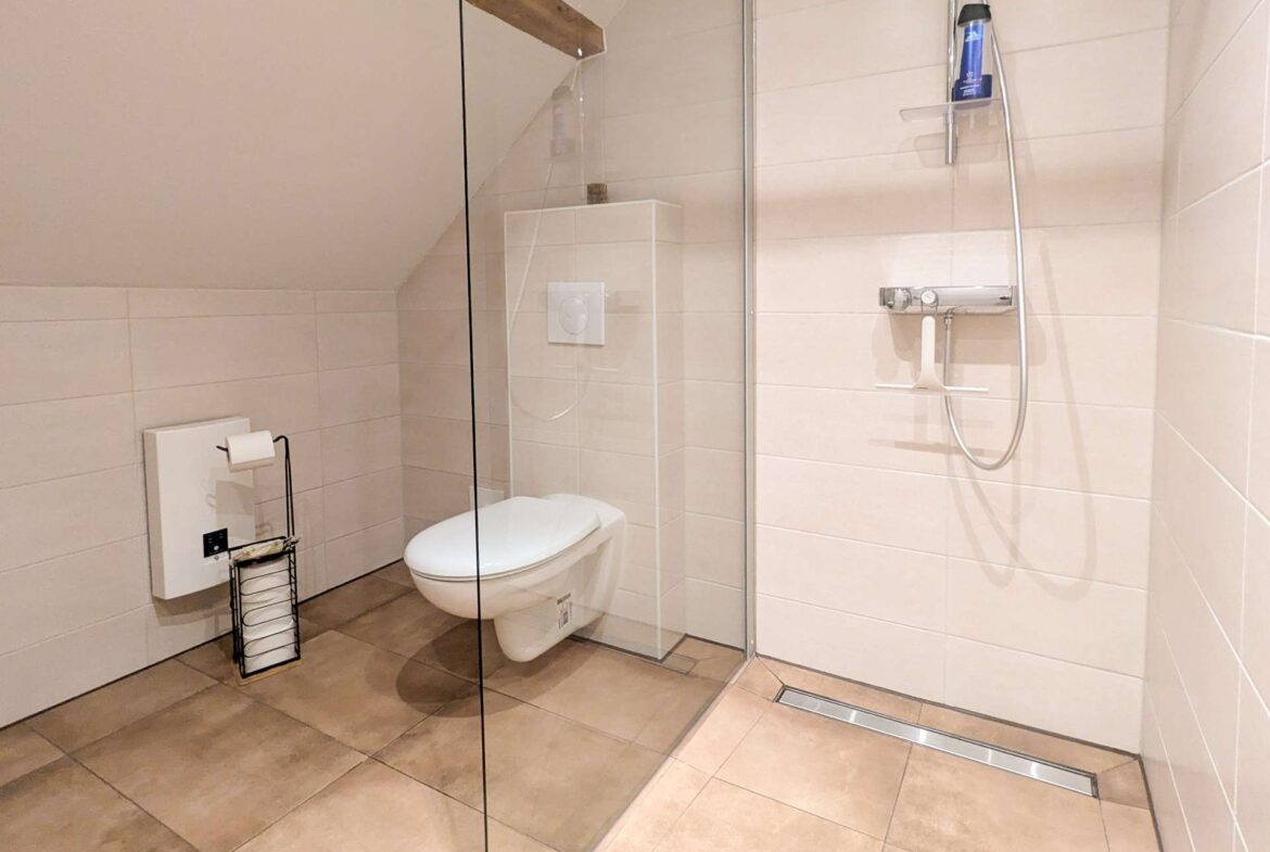 EFH OG Badezimmer mit Dusche