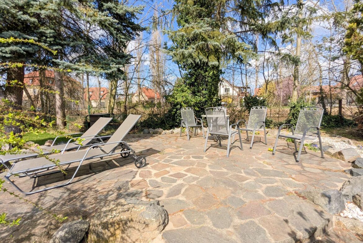 Große Terrasse im Garten